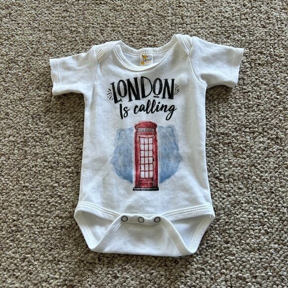 🎀 3 for $25 🎀 Laughing Giraffe Onesie 0-3 Months London Phone Booth - Picture 1 of 4
